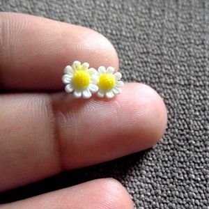 4 sets of stud earrings